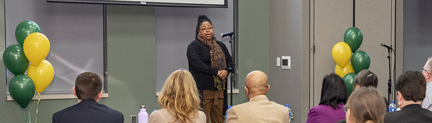 photo of a student presenting at the three minute thesis competition