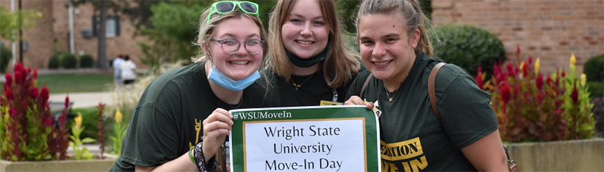 photo of students smiling and posing on move in day