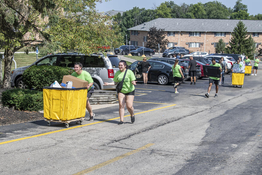 photo of students at move in day