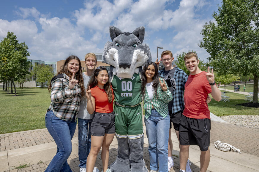 photo of students with Rowdy