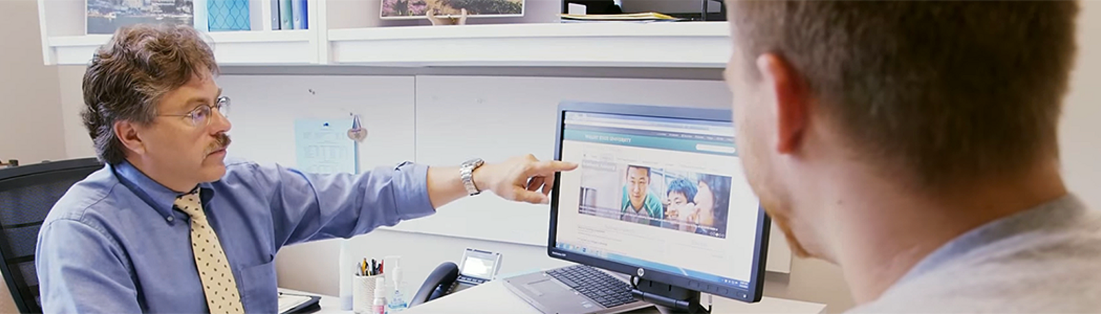 photo of a student and an advisor meeting